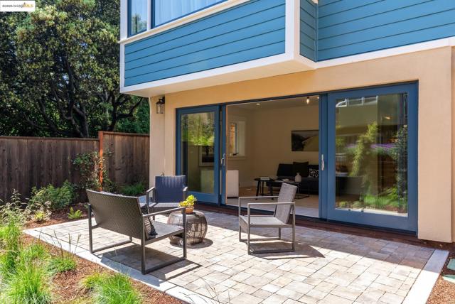 4428 Howe St, Oakland CA: https://media.crmls.org/mediaz/a490d14c-0093-48b2-bc23-5975763634dc.jpg