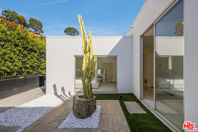 340 Trousdale Place, Beverly Hills CA: https://media.crmls.org/mediaz/a4926ff6-cd1e-4a23-8aeb-c32575073607.jpg