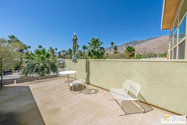 941 Oceo Circle, Palm Springs CA: https://media.crmls.org/mediaz/a493d89e-4976-455c-8677-62d145c76a9a.jpg