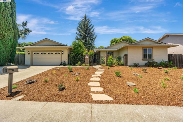 36 Barcelona Ct, Danville CA: https://media.crmls.org/mediaz/a49470cf-8a0a-44bc-80bf-812fbc917f5b.jpg