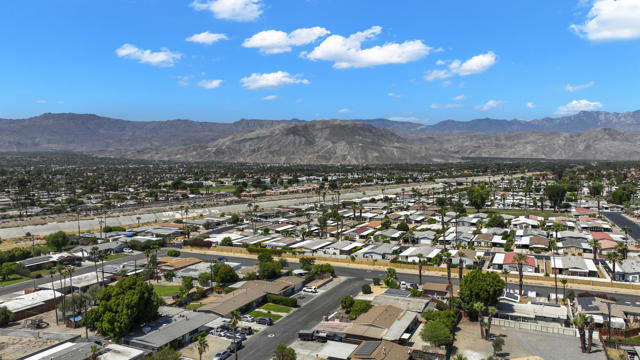 42570 Stephani Circle, Palm Desert CA: https://media.crmls.org/mediaz/a4958def-535e-4ed8-8077-e5db0276e55b.jpg
