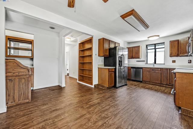 1137 Post St, Alameda CA: https://media.crmls.org/mediaz/a4959339-265a-44d9-9c49-ff20c497aa5c.jpg