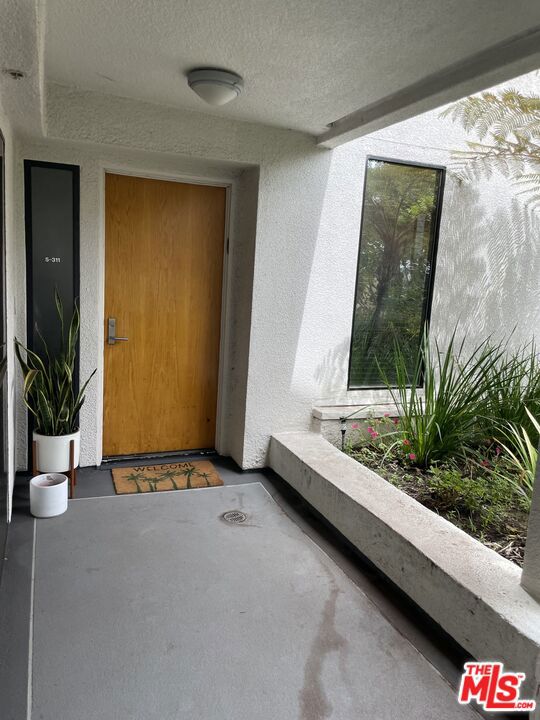 2950 Neilson Way, Santa Monica CA: https://media.crmls.org/mediaz/a496f657-4d75-4762-84d7-1e09a9646707.jpg