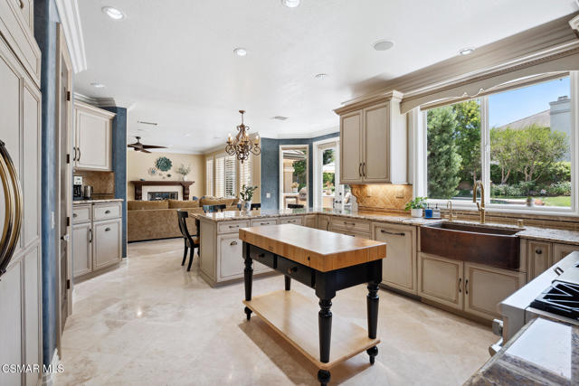 684 Noble Road, Simi Valley CA: https://media.crmls.org/mediaz/a497245e-ea1b-4c73-a0da-203df7609c2e.jpg