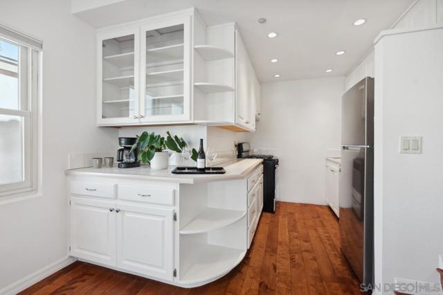 1268 Essex St, San Diego CA: https://media.crmls.org/mediaz/a497d0cc-f3b0-4fa5-b0b3-626472243364.jpg