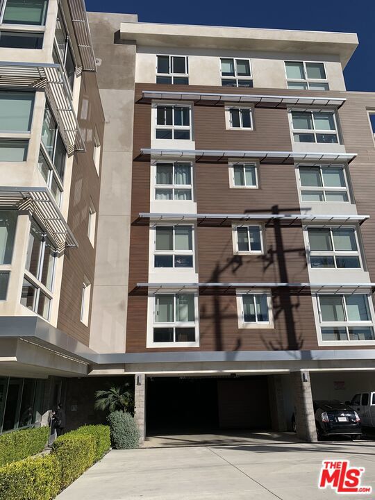 4140 Glencoe Avenue, Marina del Rey CA: https://media.crmls.org/mediaz/a4983bba-ed38-4b2c-b7c1-6388754eb4c0.jpg