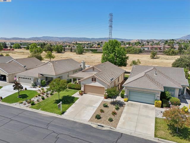 491 Central Park Pl, Brentwood CA: https://media.crmls.org/mediaz/a498e986-6109-4801-852f-2d80a8db72f9.jpg