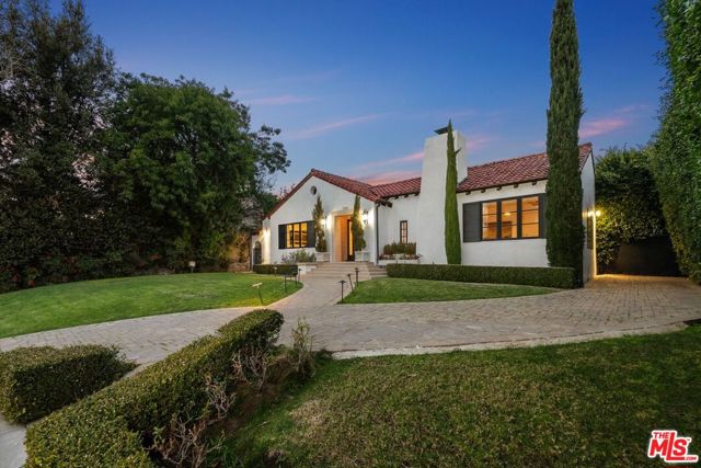 514 N Walden Drive, Beverly Hills CA: https://media.crmls.org/mediaz/a499ef61-5139-4d87-8e08-d569012f7bef.jpg