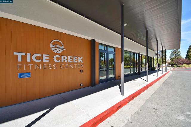 3209 Golden Rain Rd, Walnut Creek CA: https://media.crmls.org/mediaz/a49a8265-4dc9-45a8-bef2-a8eccf5e7669.jpg