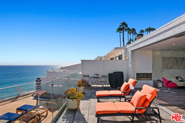 27400 Pacific Coast Highway, Malibu CA: https://media.crmls.org/mediaz/a49b0dbb-4d8a-440a-8bc5-9251e94d15ac.jpg