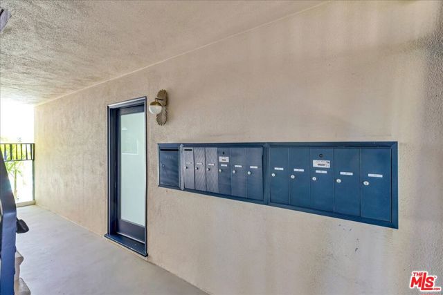 210 S Hamilton Drive, Beverly Hills CA: https://media.crmls.org/mediaz/a49c9947-fe2b-46c7-bc93-f1d8c8a71f56.jpg