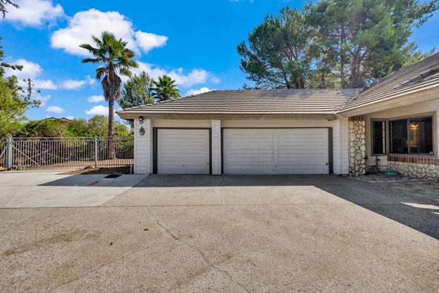 15235 Crestview Ct, Poway CA: https://media.crmls.org/mediaz/a49cce96-e1a3-4b5e-bb8b-ab30048ef69c.jpg