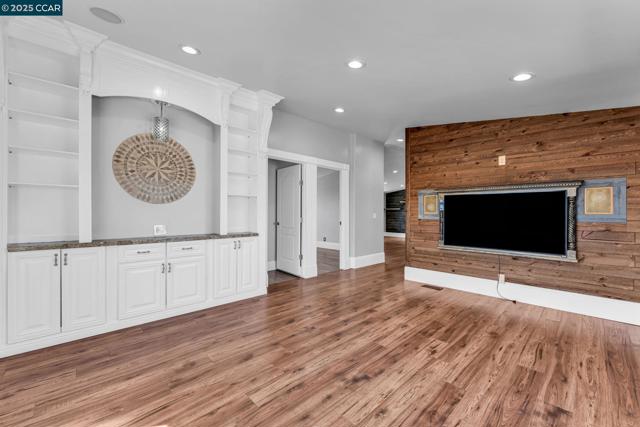 189 Suez Dr, Pacheco CA: https://media.crmls.org/mediaz/a49cfadc-66f4-4d31-8c5b-0811756b637f.jpg