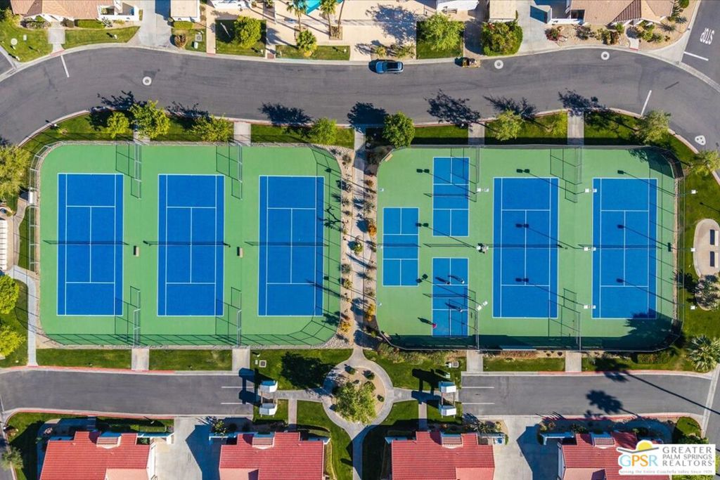 https://media.crmls.org/mediaz/a49dadc1-6c40-44f3-b9e5-d49a705d7f25.jpg?preset=X-Large