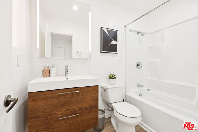 5003 Stoney Creek Road, Culver City CA: https://media.crmls.org/mediaz/a49fbba2-77c8-46b0-ba0e-2d354ba55d3b.jpg