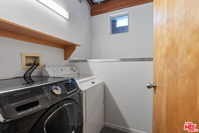 1130 5th Avenue, Venice CA: https://media.crmls.org/mediaz/a4a04f5b-94a3-47ba-a5fe-18a6f4db6b66.jpg