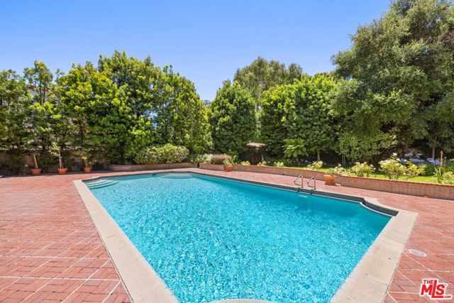 1029 Chevy Chase Drive, Beverly Hills CA: https://media.crmls.org/mediaz/a4a07159-f552-472a-808e-d6c56c8330ce.jpg