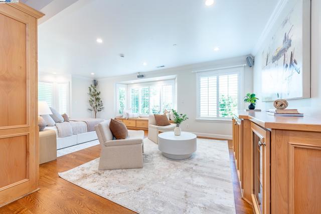 32760 Orick St, Union City CA: https://media.crmls.org/mediaz/a4a103c7-4a44-463f-b6d2-75ae5841fddb.jpg