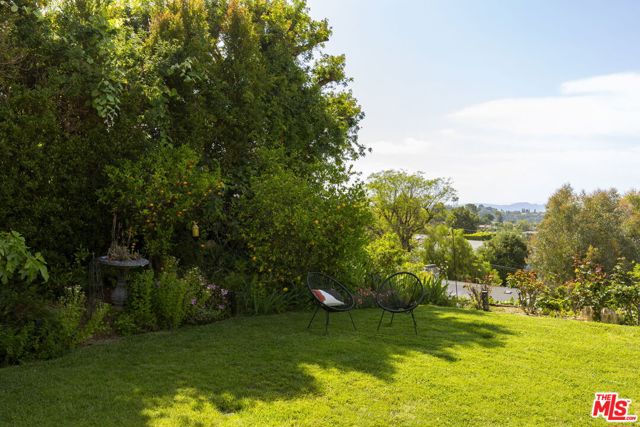 16303 Mandalay Drive, Encino CA: https://media.crmls.org/mediaz/a4a22974-2c6d-4a17-a2c5-296de972c92b.jpg