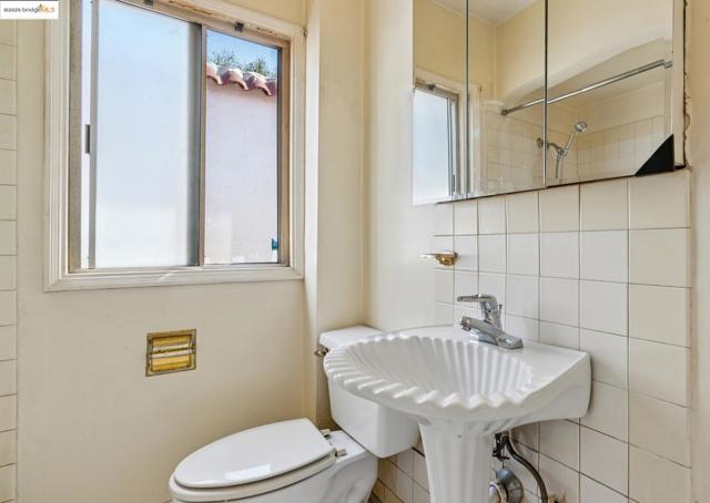 2570 99th Ave, Oakland CA: https://media.crmls.org/mediaz/a4a36352-93b7-4691-99ed-ba00f07b5456.jpg