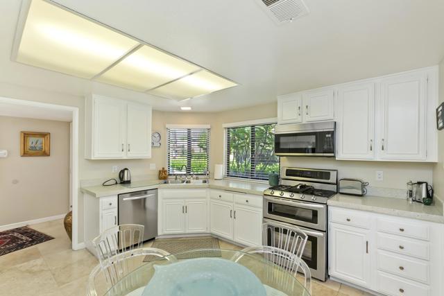 72416 Sommerset Drive, Palm Desert CA: https://media.crmls.org/mediaz/a4a3c33f-21af-45b3-924f-b0d686bc626a.jpg