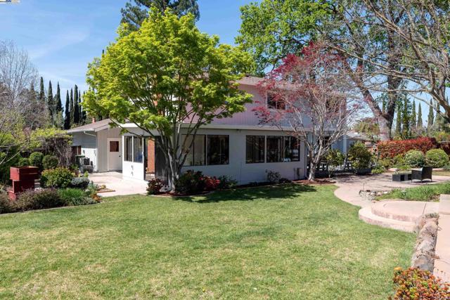 310 Trestle Glen Ct, Walnut Creek CA: https://media.crmls.org/mediaz/a4a3f3c5-6906-4e81-af3a-a3b57e472331.jpg