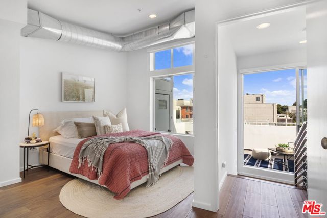 4151 Redwood Avenue, Los Angeles CA: https://media.crmls.org/mediaz/a4a40903-047f-41ef-bf9d-243299857a89.jpg