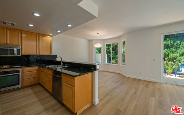 6465 Zuma View Place, Malibu CA: https://media.crmls.org/mediaz/a4a5eb5d-8f42-4c9d-af1c-bfd264681d0f.jpg