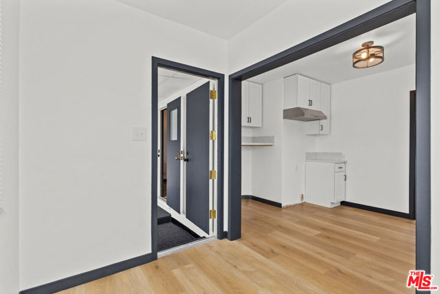 9829 S 7th Avenue, Inglewood CA: https://media.crmls.org/mediaz/a4a6e674-e779-4ee9-9036-168aec52d73f.jpg