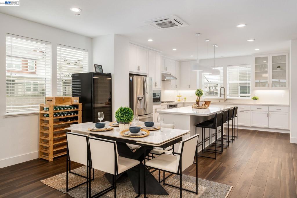 https://media.crmls.org/mediaz/a4a7232f-7a1f-4e78-bbbe-d8b6703275fc.jpg?preset=X-Large
