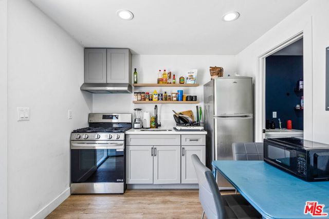 5342 Lemon Grove Avenue, Los Angeles CA: https://media.crmls.org/mediaz/a4a73f19-33d0-45ae-949d-28e16afbc3c6.jpg