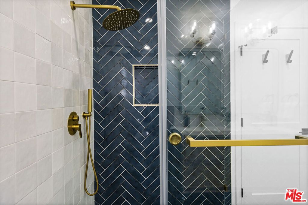 https://media.crmls.org/mediaz/a4a7cad6-e285-4b51-9344-15f55a6f046e.jpg?preset=X-Large