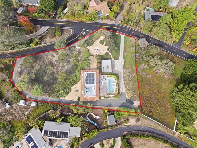 1047 Highland Dr, Del Mar CA: https://media.crmls.org/mediaz/a4a98162-bfb5-4e71-940c-43f31333c628.jpg