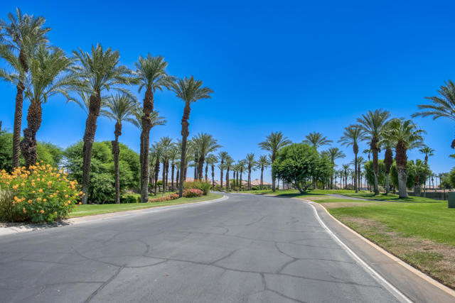 44010 Royal Troon Drive Drive, Indio CA: https://media.crmls.org/mediaz/a4aa4e7d-f400-4f5e-8d70-a61786181f99.jpg