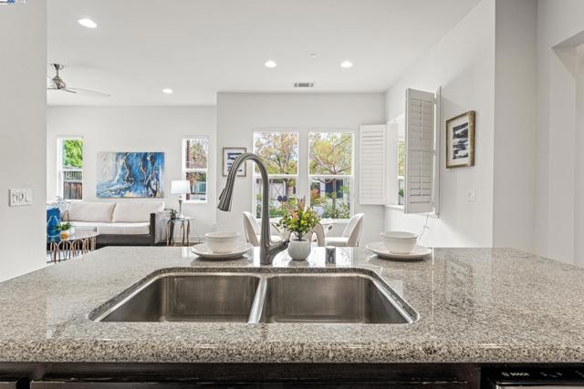 35607 Embassy Common, Fremont CA: https://media.crmls.org/mediaz/a4aad50c-15c0-4d58-883f-493633b83dde.jpg