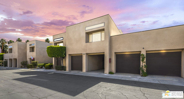 475 Village Square, Palm Springs CA: https://media.crmls.org/mediaz/a4aff213-44dd-45cd-88a2-54f39719d7a9.jpg