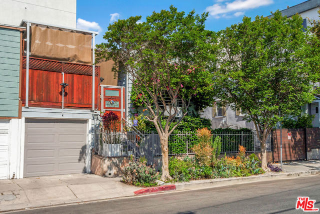461 N St Andrews Place, Los Angeles CA: https://media.crmls.org/mediaz/a4b00a4e-2e30-4d73-9e4d-13fb4896f672.jpg