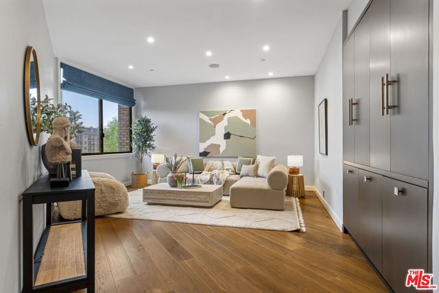300 N Swall Drive, Beverly Hills CA: https://media.crmls.org/mediaz/a4b0d49c-9499-4785-88d0-937a5524fd3b.jpg