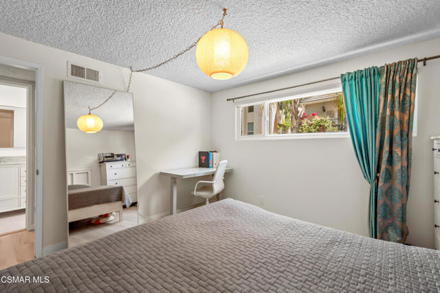 4230 Canoga Avenue, Woodland Hills CA: https://media.crmls.org/mediaz/a4b0d76f-7e29-4f68-ab0c-a13e1a365f3c.jpg