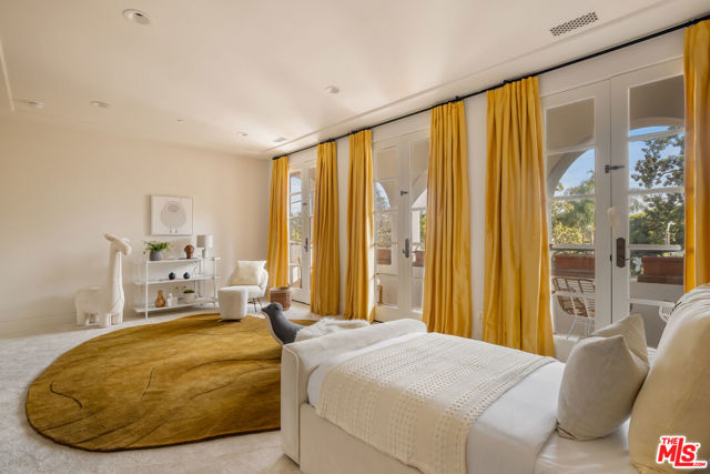 706 N Crescent Drive, Beverly Hills CA: https://media.crmls.org/mediaz/a4b1328e-3f80-4840-a44a-0dfbad5db41d.jpg