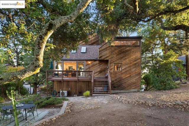 2112 Manzanita Dr, Oakland CA: https://media.crmls.org/mediaz/a4b24386-9144-4c87-a961-db4683271212.jpg