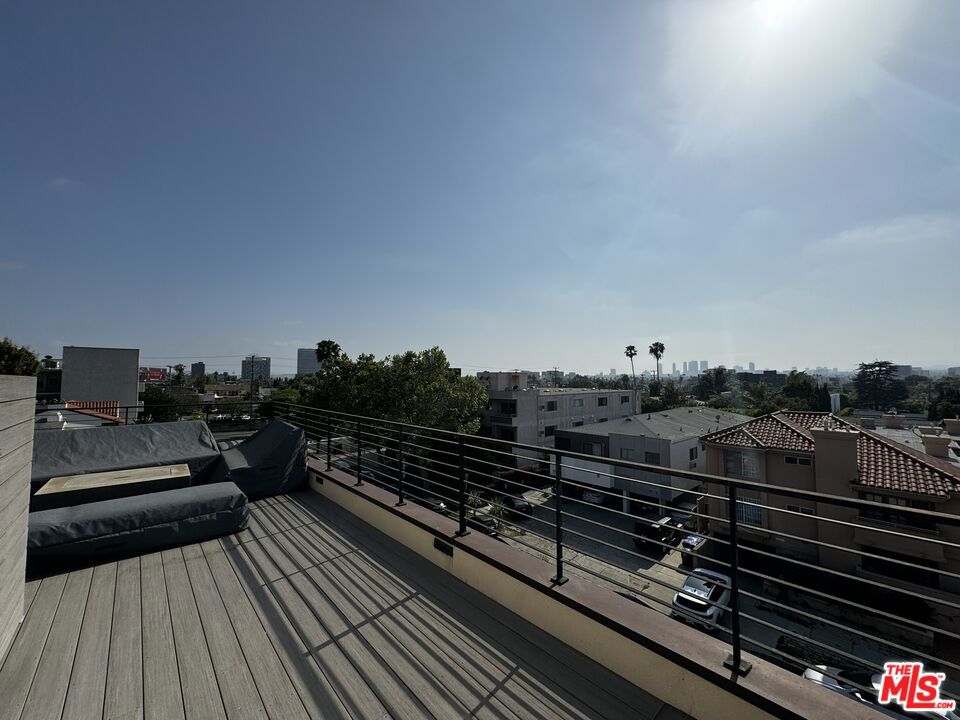https://media.crmls.org/mediaz/a4b29a31-58bb-4dec-a0bc-a45d9afc414c.jpg?preset=X-Large