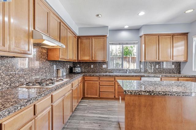 799 Ellerbrook St, Mountain House CA: https://media.crmls.org/mediaz/a4b2a55b-d8f1-4761-970f-cc0d2ee4e778.jpg