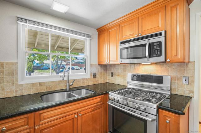 931 Rutgers Ave, Chula Vista CA: https://media.crmls.org/mediaz/a4b4a87c-fb72-41d3-82b4-fb964d3a1fbf.jpg