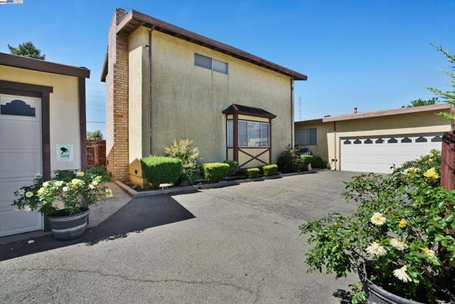 664 Berry Ave, Hayward CA: https://media.crmls.org/mediaz/a4b50f26-e11f-4503-a2ea-f228f0369721.jpg
