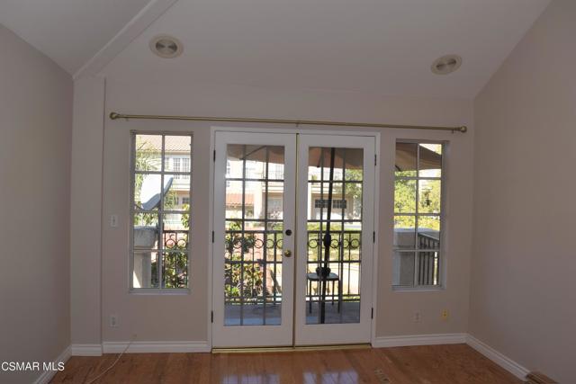 644 Warwick Avenue, Thousand Oaks CA: https://media.crmls.org/mediaz/a4b580f5-04c3-4053-a801-b398c30182b3.jpg