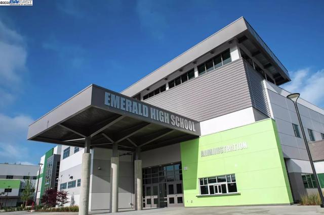 3933 Eminence St, Dublin CA: https://media.crmls.org/mediaz/a4b5c3e0-1773-4160-82a5-98067581825c.jpg