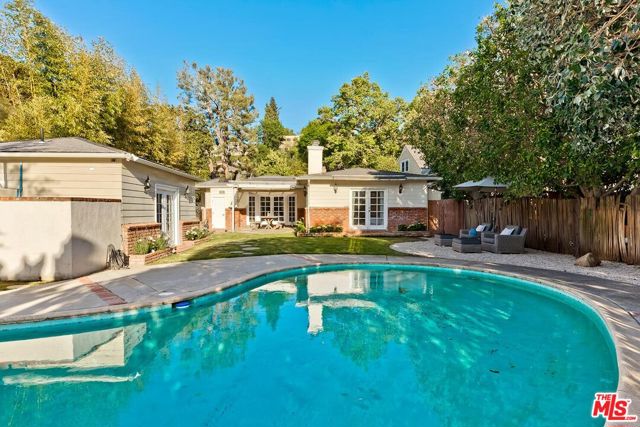 4219 Saugus Avenue, Sherman Oaks CA: https://media.crmls.org/mediaz/a4b6f641-50c6-475e-afbe-9501c858abc0.jpg