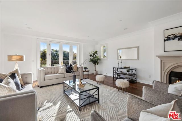 261 S Reeves Drive, Beverly Hills CA: https://media.crmls.org/mediaz/a4b70be4-92ff-4008-9914-3caf2f6b3d86.jpg