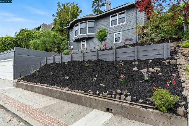 5020 Golden Gate Ave, Oakland CA: https://media.crmls.org/mediaz/a4b72051-a01f-46b4-aea2-16ed9a1810fa.jpg